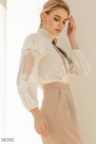 Блуза с кружевными вставками белого цвета
