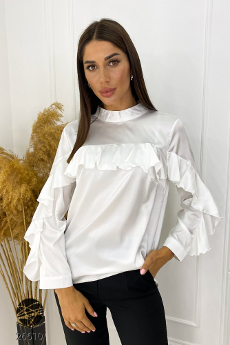 Атласная блуза с отделкой оборками