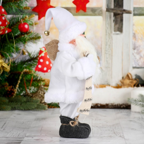 Дед мороз в белом полушубке с мешком, двигается, без музыки