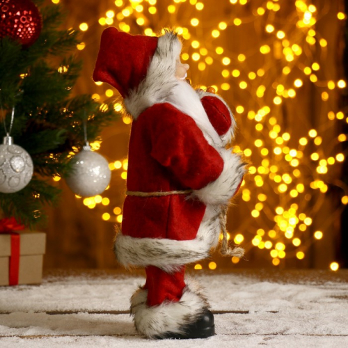 Дед Мороз  в красной шубке с брёвнышком 29 см