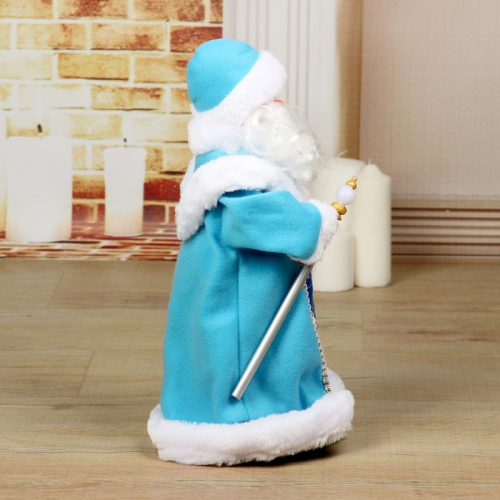 Дед Мороз, в синей шубе, с посохом