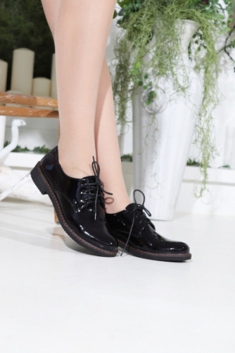 Женские  черные лаковые туфли на шнурке 66