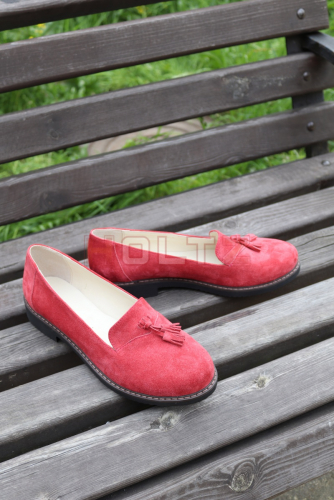 Женские красные туфли с кисточками