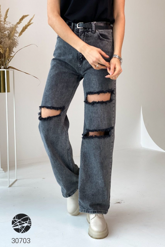 Расклешенные джинсы с рваными разрезами