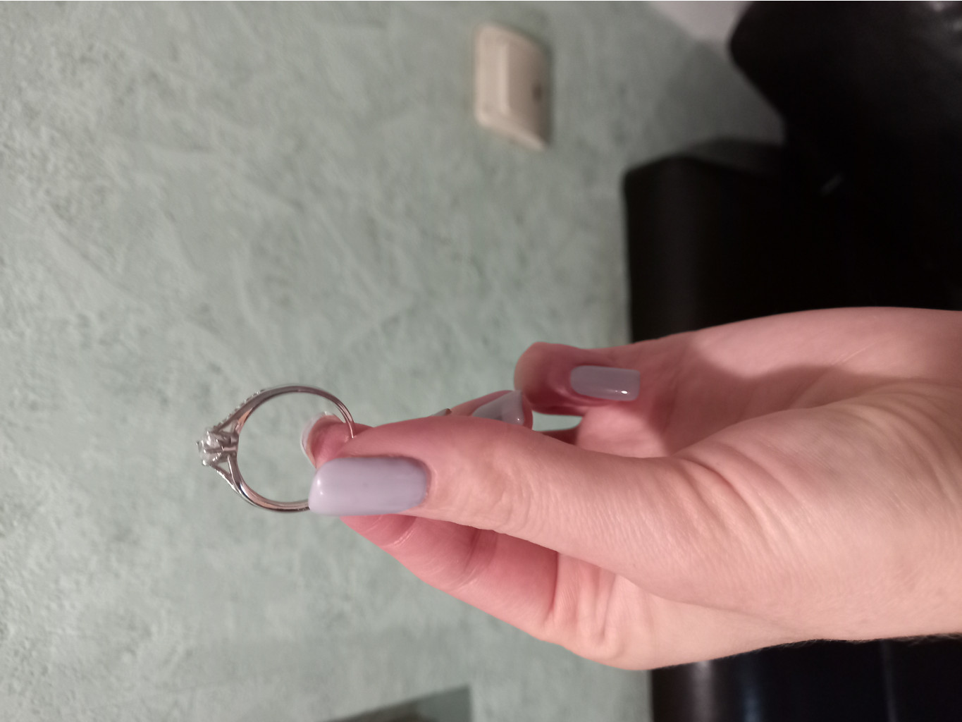 Кольцо с циркониями