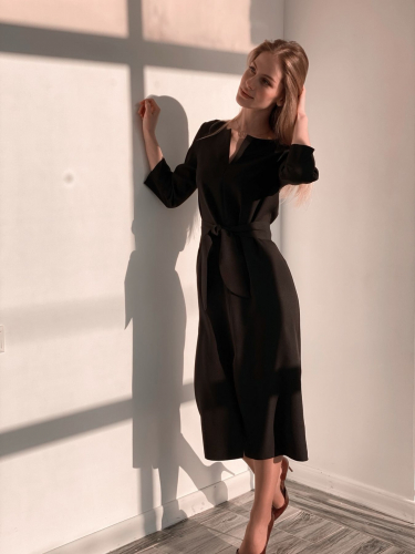 s3690 Прямое платье с фигурным поясом чёрное