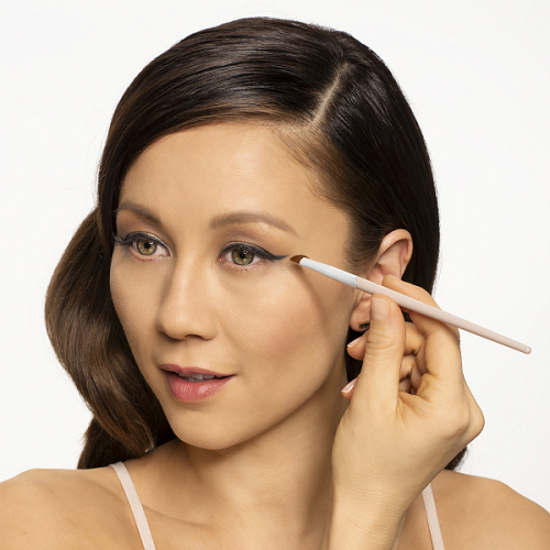 Скошенная кисть для макияжа глаз WING MAN CURVED EYELINER BRUSH