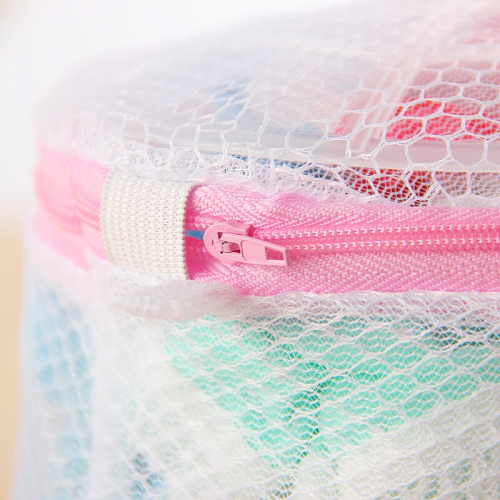 Мешок для стирки бюстгальтеров сетчатый на замке цилиндрический с пластиковыми вставками