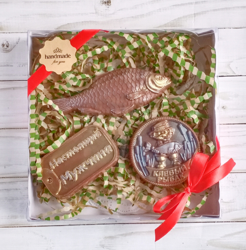Набор 3. Рыбак: вобла, клевый рыбак, жетон. Шоколадные фигурки в подарочной упаковке 