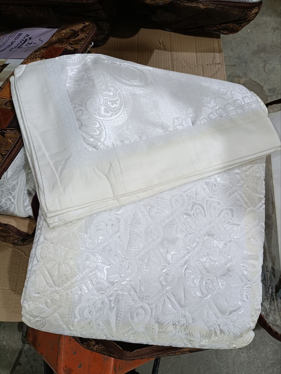18шт.УЦЕНКА!! ФОТО!3000 р. Покрывало Сатин - жаккард +2 наволочки (с ушками по 5 см) брак