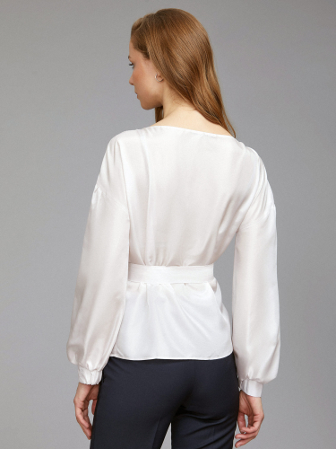 Шелковая блуза с поясом