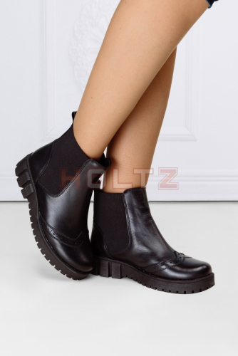 Женские демисезонные ботинки на резинке из черной кожи с брогиированием Astra