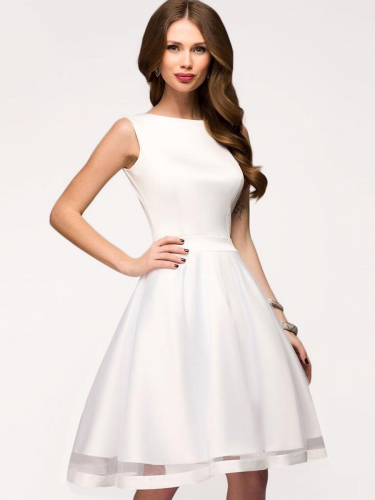 Белое платье без рукавов с вырезом и бантиками на спине