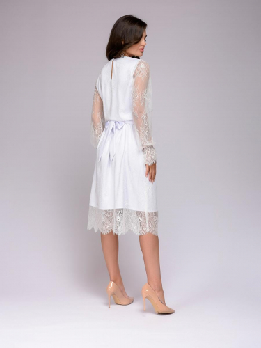 Платье белое кружевное длины миди с длинными рукавами