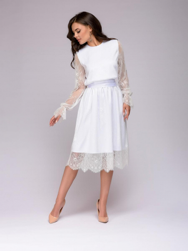 Платье белое кружевное длины миди с длинными рукавами