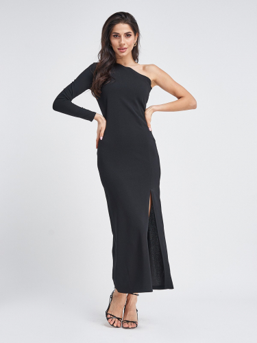 Черное длинное платье с открытым плечом