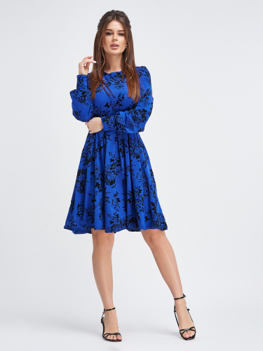 Синее приталенное платье с  фактурными розами