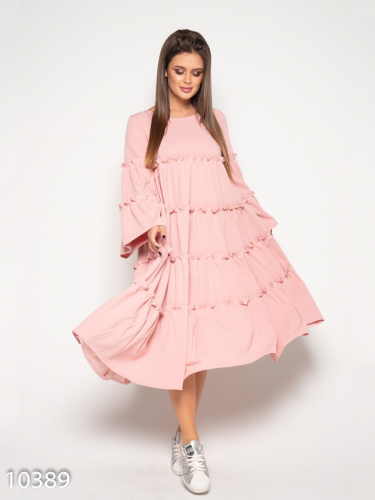 Розовое платье-трапеция с воланами и рюшами
