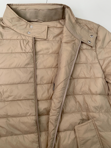 Короткая женская куртка бежевого цвета  №3615