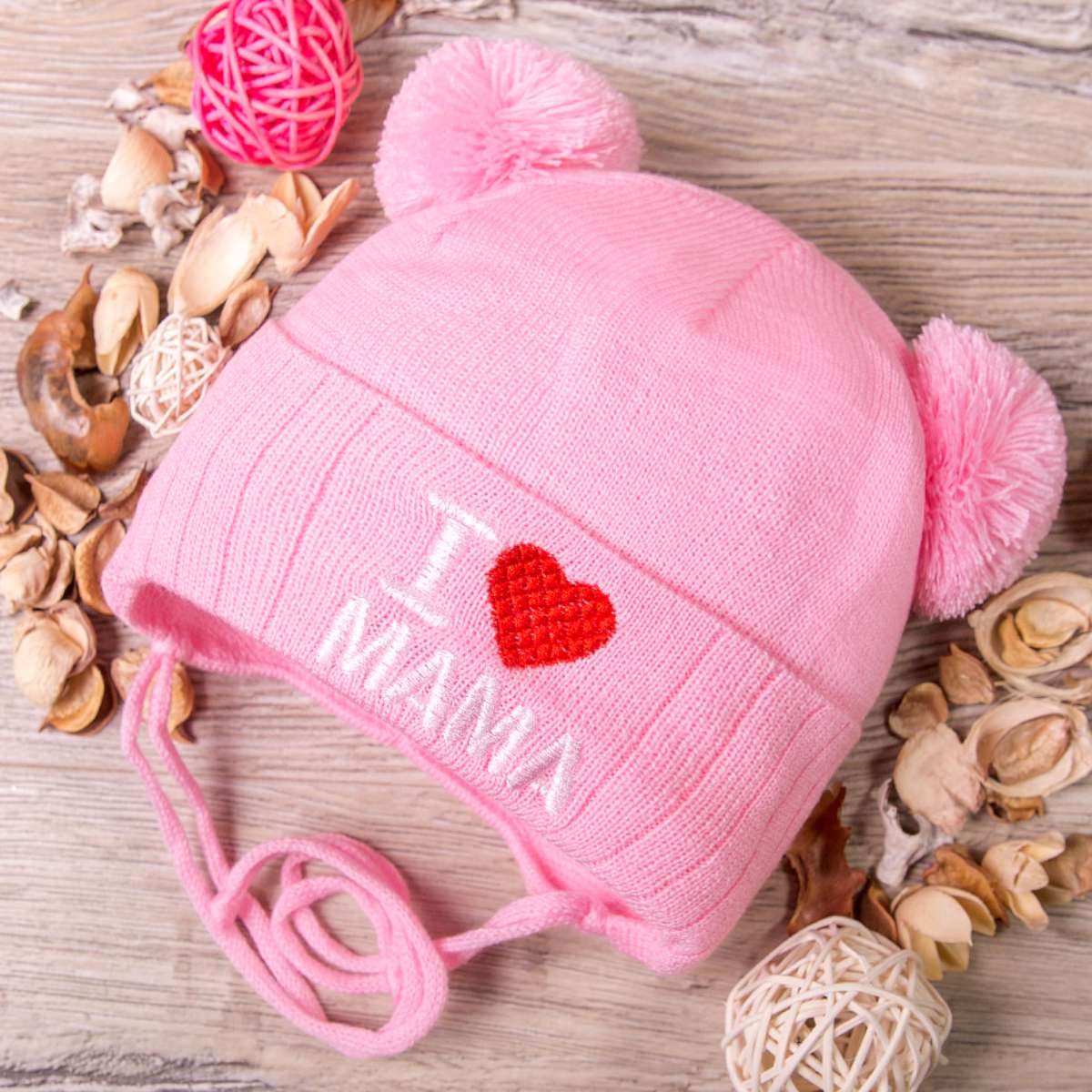 Шапка вязаная с двумя бубонами, с сердечком I MAMA розовая,светлая нашивка