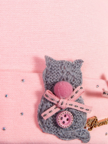 Шапка трикотажная формы лопата для девочки на отвороте стразы и розовый котик с бантиком, персиковый