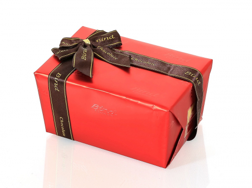 Шоколадный набор Красный подарок 110гр (Конфеты ассорти из темного, молочного, белого шоколада с различными начинками)