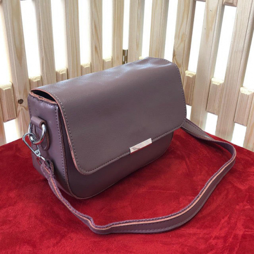 Классическая сумочка Sabo_Oux с ремнем через плечо из натуральной кожи нежно-пурпурного цвета.