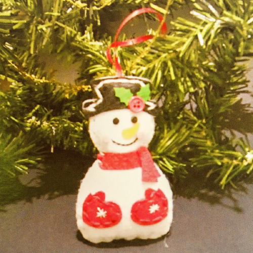 Набор для создания подвесной ёлочной игрушки из фетра «Снеговик в варежках»