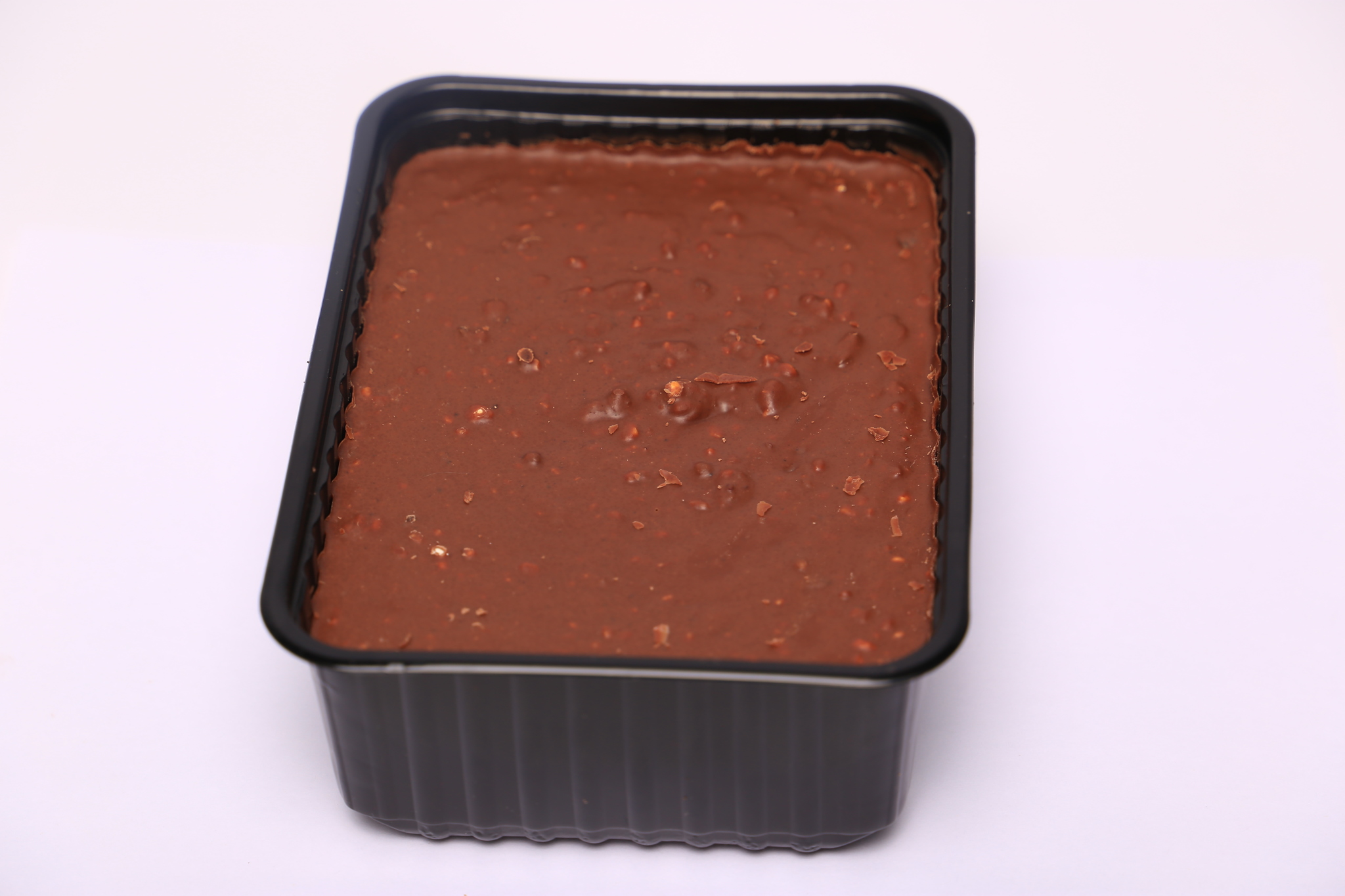 молочный шоколад с цельным миндалем. молочный шоколад 1кг. шоколад по 1 кг в контейнере. молочный шоколад 1кг. килограмм шоколада.