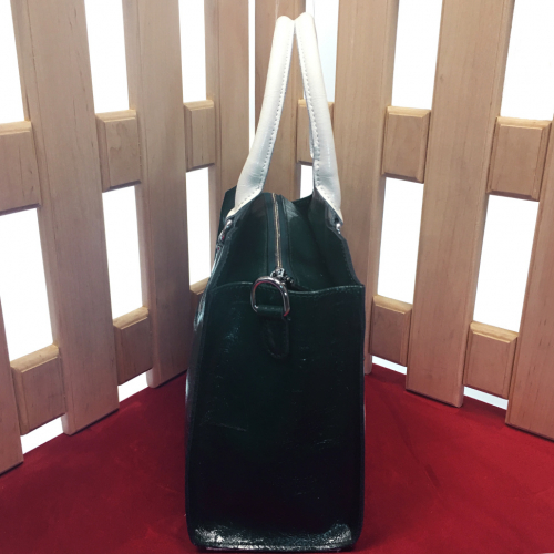 Стильная сумка Rewild с ремнем через плечо из натуральной кожи цвета темно-зеленый опал с белой вставкой.