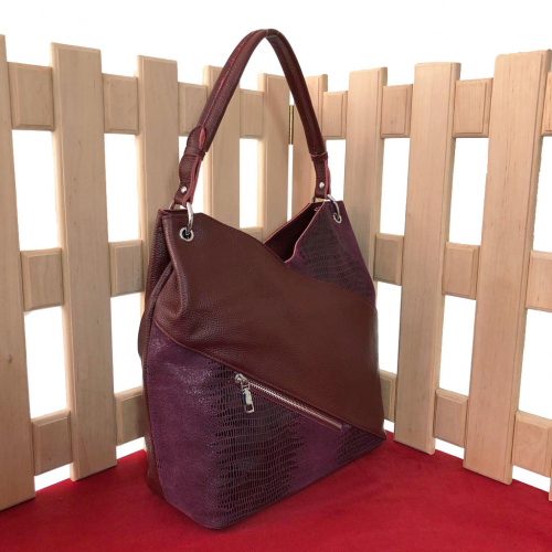 Стильная сумка Ritmix из матовой натуральной кожи и вставками с лазерной обработкой винного цвета.