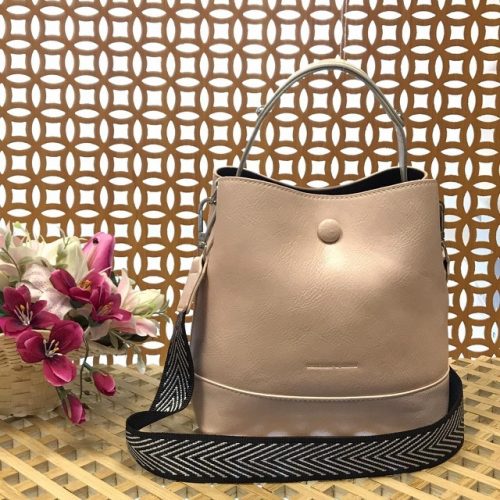 Классическая сумочка Charleez с широким ремнем через плечо из качественной эко-кожи бледно-розового цвета.