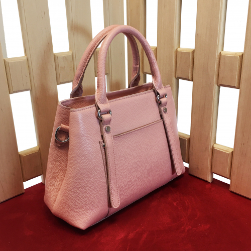 Дизайнерская сумка Various через плечо из матовой мелкозернистой кожи нежно-розового цвета.