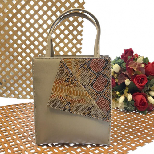 Стильная сумка Teviez из гладкой натуральной кожи с полимерным покрытием карамельного цвета.