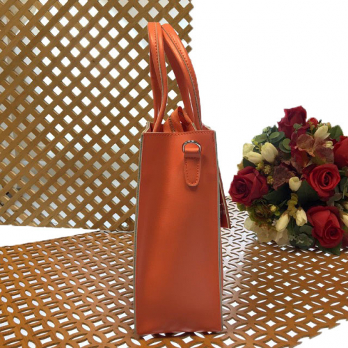 Стильная сумка Teviez из гладкой натуральной кожи с полимерным покрытием апельсинового цвета.