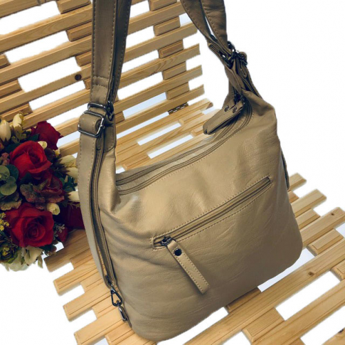 Cумка-рюкзак оверсайз Eliza формата А4 из матовой мягкой эко-кожи молочного цвета.