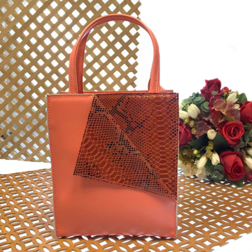 Стильная сумка Teviez из гладкой натуральной кожи с полимерным покрытием апельсинового цвета.