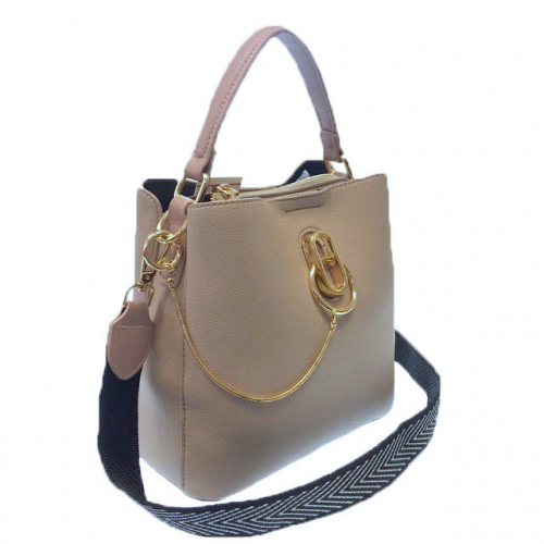 Классическая сумочка Omnia_Gold с широким ремнем через плечо из матовой эко-кожи нежно-серого цвета. (белый фон)