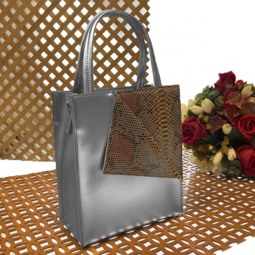 Стильная сумка Teviez из гладкой натуральной кожи с полимерным покрытием серебристого цвета.