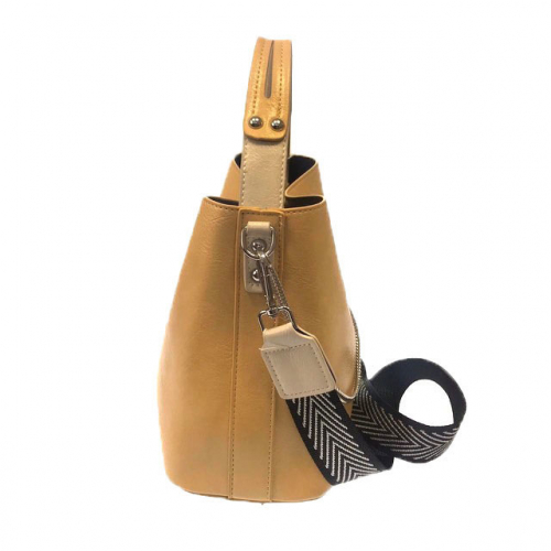 Стильная сумочка Weliz с широким ремнем через плечо из глянцевой эко-кожи дынного цвета.