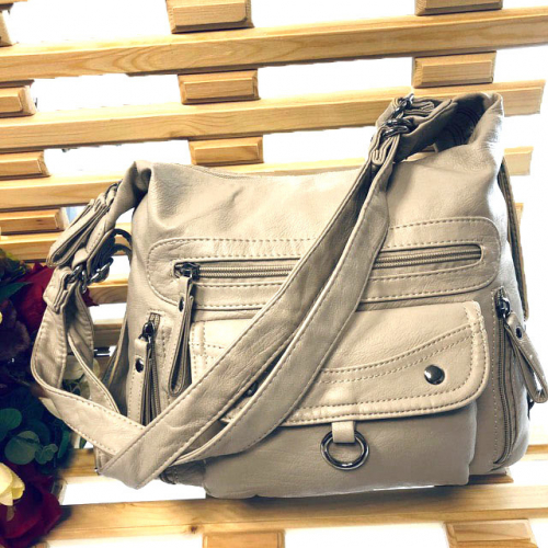 Cумка-рюкзак оверсайз Eliza формата А4 из матовой мягкой эко-кожи молочного цвета.