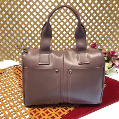 Вместительная сумка Public формата А4 из натуральной кожи пурпурного цвета.