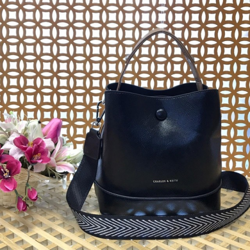 Классическая сумочка Charleez с широким ремнем через плечо из качественной эко-кожи чёрного цвета.