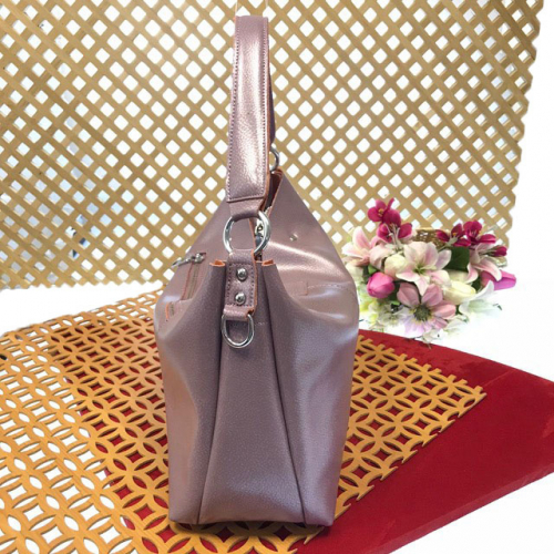 Стильная сумка Onix из матовой кожи перламутрово-пурпурного цвета.
