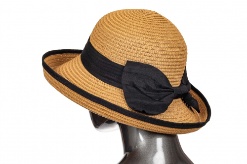 Соломенная летняя шляпка коричневого цвета