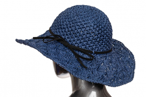Летняя шляпка с ажурным плетением синего цвета