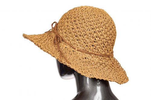 Летняя шляпка с ажурным плетением коричневого цвета