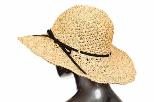 Летняя шляпка с ажурным плетением бежевого цвета
