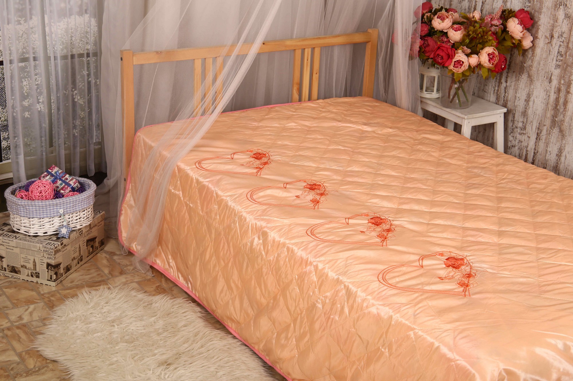 Персиковое покрывало на кровать