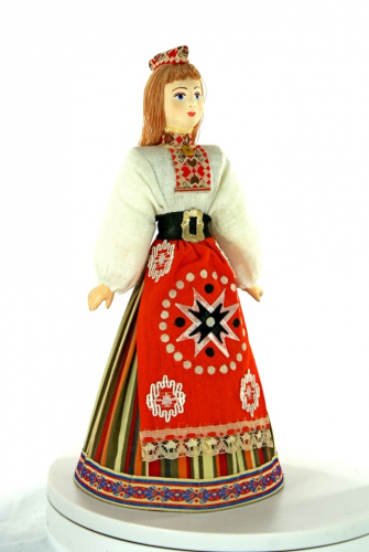 Девушка в национальном эстонском костюме.
